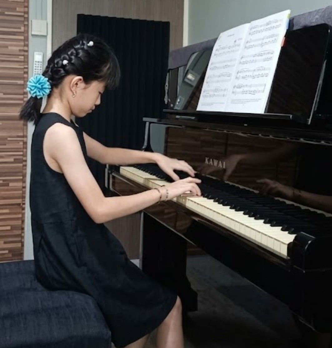 Piano lesson in progress